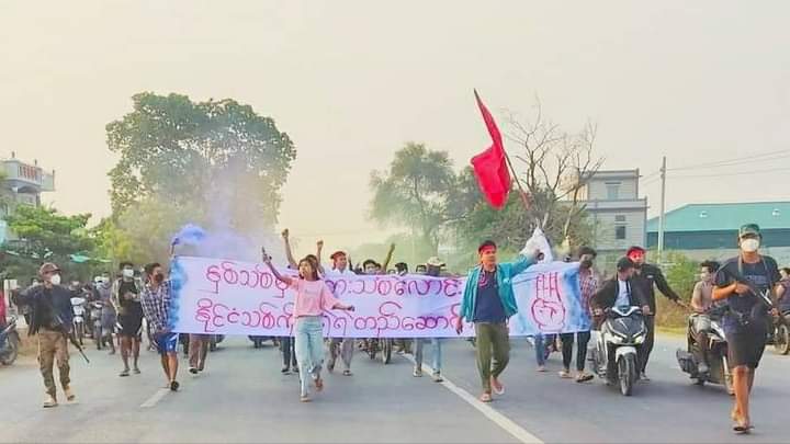 5PDF comrades wr killed when SAC Troops & their sponsored thugs PyuSawHtee opened fire on the protesters on the 1stday of Myanmar New Year during an anti-coup protest marching on Monywa-Mandalay highway led by Monywa main strike.#CivilianCasualtiesByJunta
 https://t.co/vGhXQRz0mj