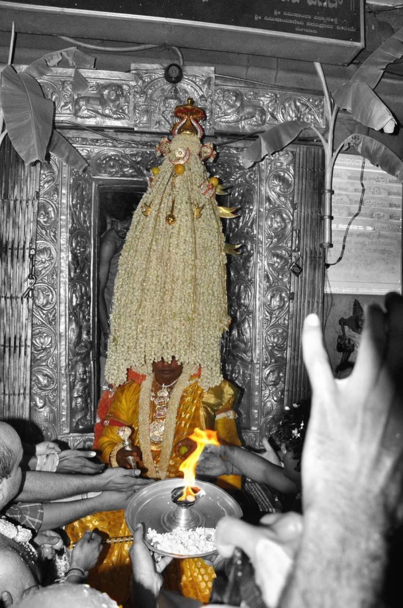BjpMahila's tweet photo. ದಶಕಗಳ ಐತಿಹ್ಯವಿರುವ ಬೆಂಗಳೂರು ಕರಗ ಉತ್ಸವದ ಅದ್ಭುತ ದೃಶ್ಯ.

ಆದಿಶಕ್ತಿಯಾದ ಶ್ರೀ ದೌಪದಿಯು  ಸಮಸ್ತ ಜನತೆಗೆ ಸಮಗ್ರ ಸುಖ, ಶಾಂತಿ, ನೆಮ್ಮದಿಯನ್ನು ಅನುಗ್ರಹಿಸಲಿ. @BharathiSmitha ,@BJPMM4Karnatak @BjpMahila ,@BJPMahilaMorcha https://t.co/GhzoH4h7ZW