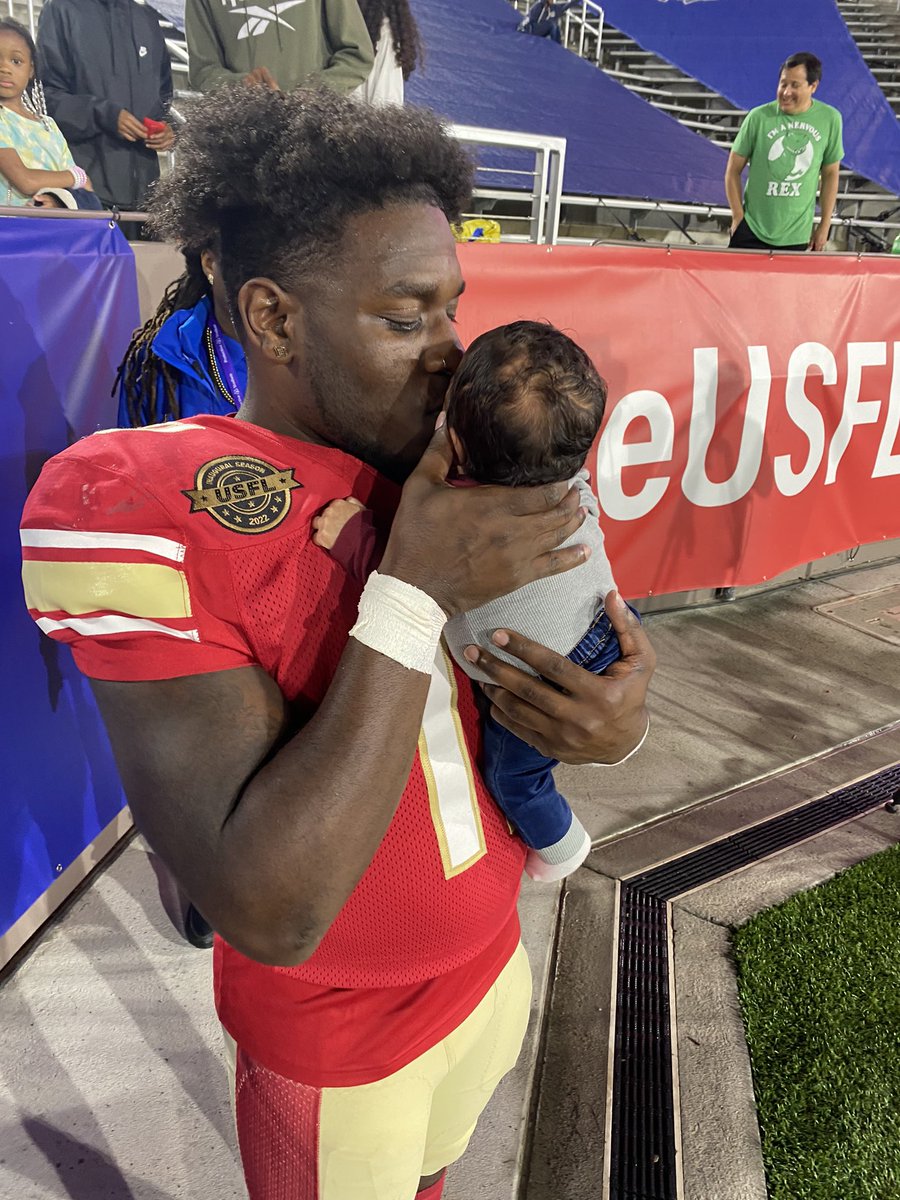 bayley_rr's tweet image. Coolest Dad ever! ❤️ @TorranceMarable @USFLStallions