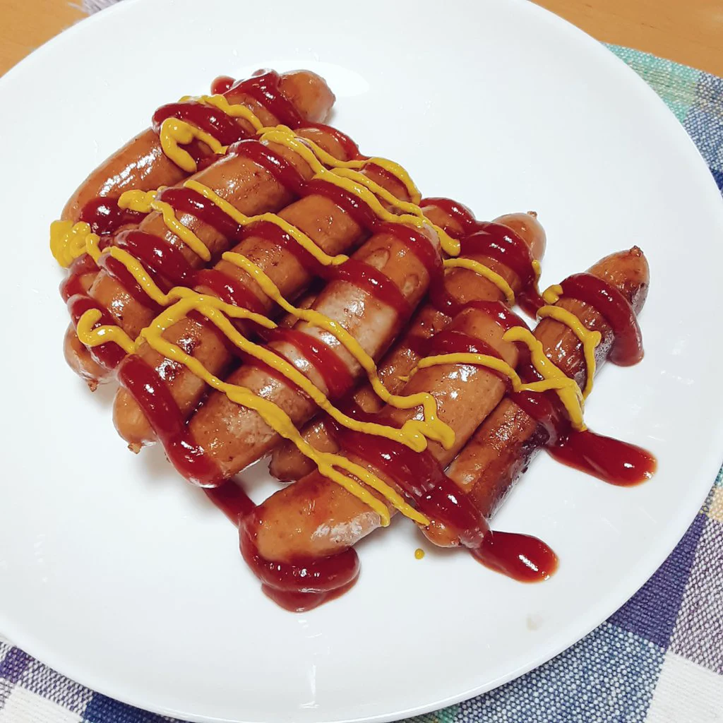 @debu_dori ・普段着が推しチームの色の服になりがち
・ログインパスワードを背番号で覚える
・何でも「カープ」って付けば売れる日用品（広島あるある）
あとこの画像。
「神宮球場風ウインナー盛り」というと、よりおいしそうになる我が家のズボラ飯です。 