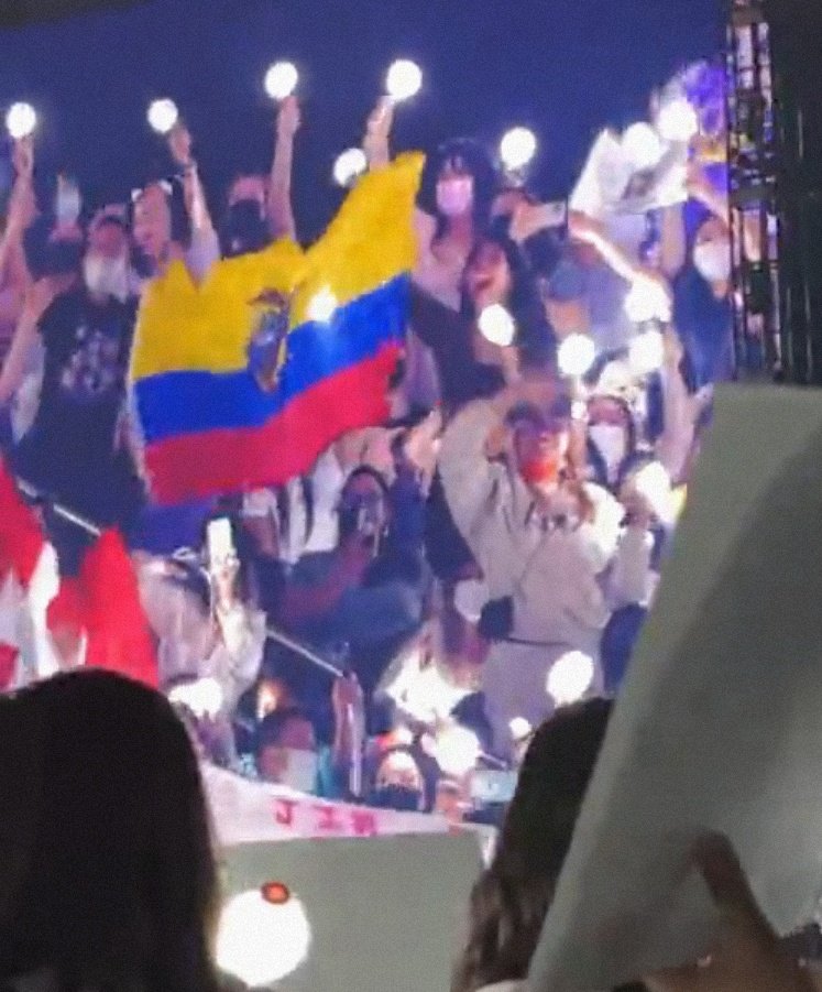 aririkt's tweet photo. La bandera de Ecuador + Tae con amarillo, azul y rojo indica que BTS en Ecuador 2022 https://t.co/7APcBpm66C