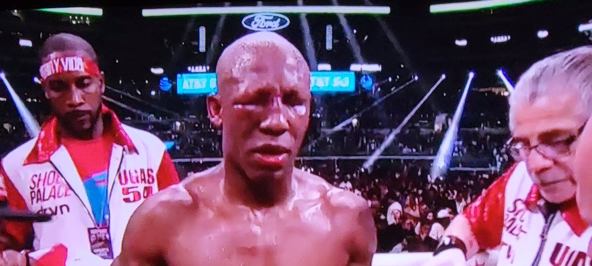 The fight get stopped by the Dr as Ugas eye is completely shut #SpenceJrUgas #boxing #boxeo