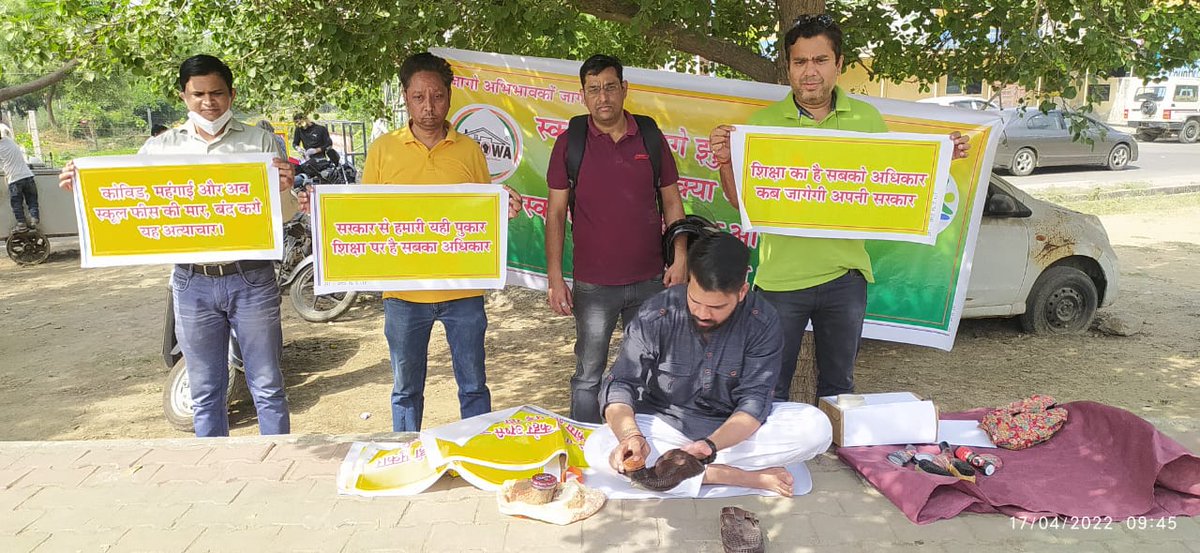 महंगाई... निजी स्कूलों में बढ़ाई गई फीस का ग्रेटर नोएडा वेस्ट के निवासी बूट पॉलिश कर विरोध जता रहे हैं। #hikeschoolfee