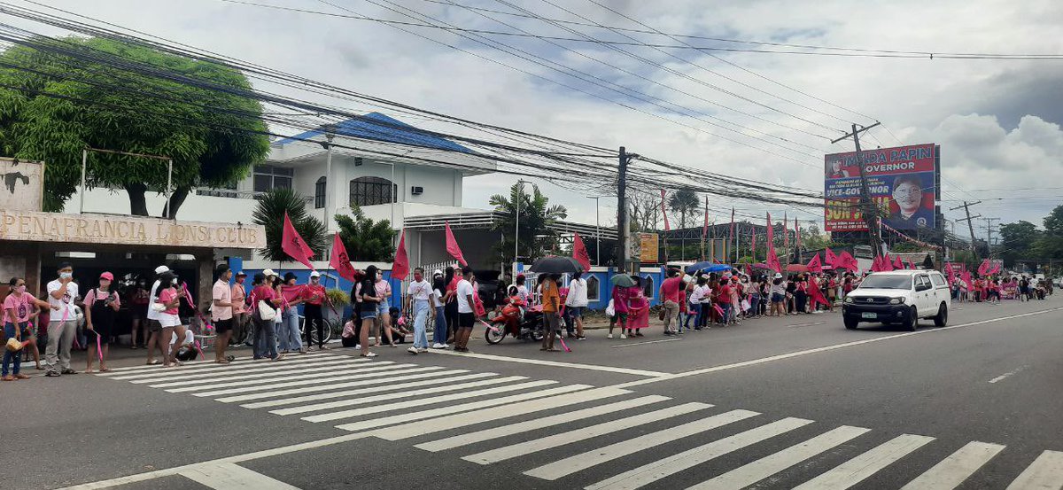 welverder's tweet photo. While Ping &amp; Isko are inside Manila Peninsula, delivering yet another non-sense attack to VP Leni’s candidacy, Naga City welcomes the Sumilao farmers as they continue their march to support Leni Robredo

📸 Joel Jimenez for @teamlenirobredo 

#10RobredoPresident
#AngatBuhayLahat https://t.co/emHdCum6Ce