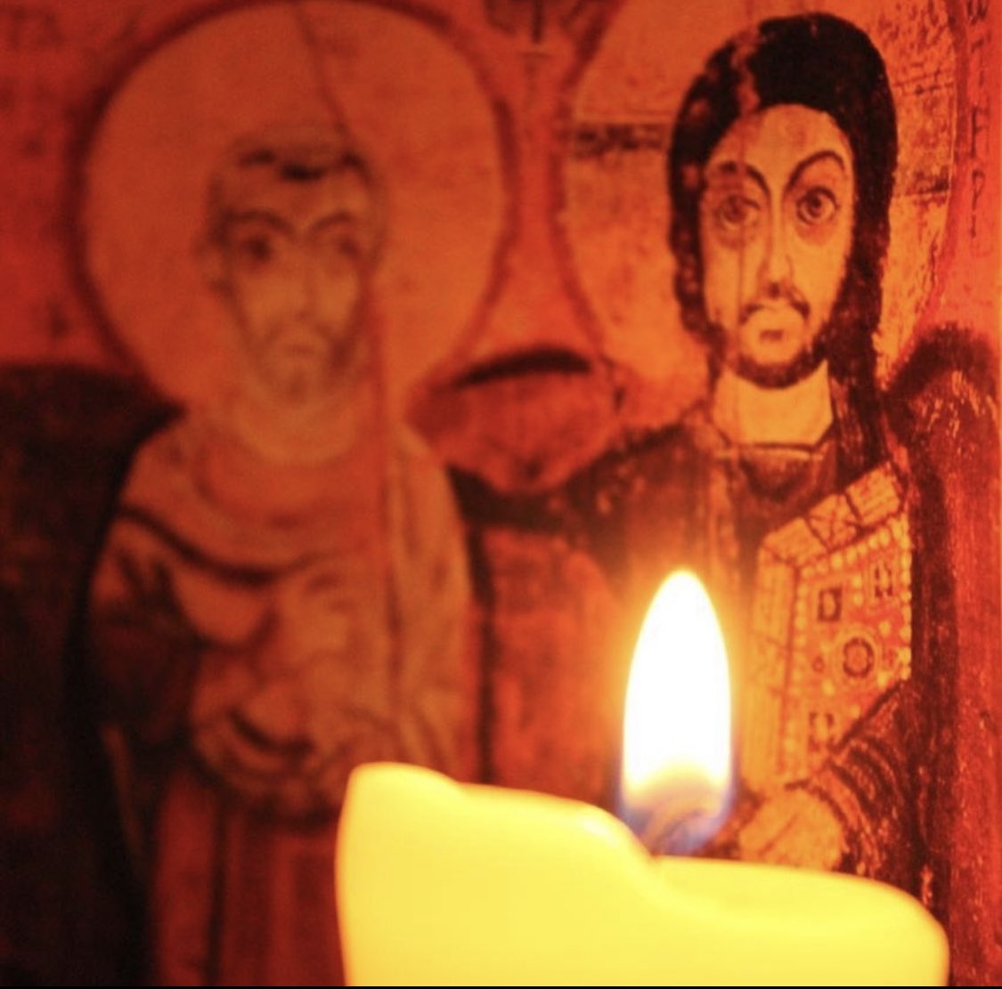 Quien diga que Dios ha muerto
que salga a la luz y vea 
si el mundo es o no tarea
de un Dios que sigue despierto.
Ya no es si sitio el desierto
ni la montaña se esconde;
decid, si preguntan dónde,
que Dios está -sin mortaja-
en donde un hombre trabaja 
y un corazón le responde.