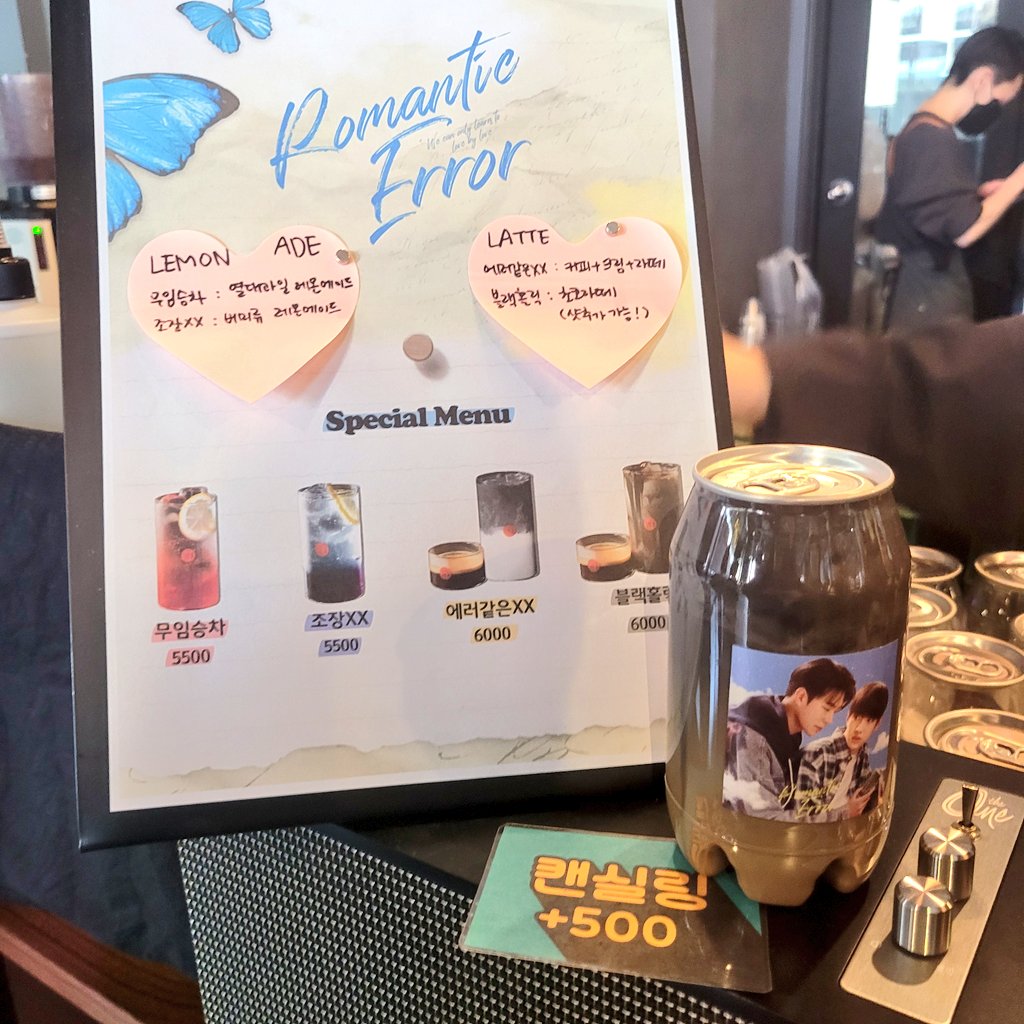 Ed4n90000's tweet photo. #우리는_사랑을_통해서만_사랑을_배울수있다

내 앞에서 특전 끝나서.... 하.... 너무 슬펐지만 그래도 엽서는 받아서 행복하고 따흐흑 진짜 다음에는 오픈런 해야겠다.. 

초코라떼라고 주문했는데 블랙홀릭 1개 맞으시죠? 해주신 직원분ㅋㅋㅋㅋㅋ 드에러 세계관 과몰입해주셔서 재미있었다.ㅇ https://t.co/I9w8SxkOAy
