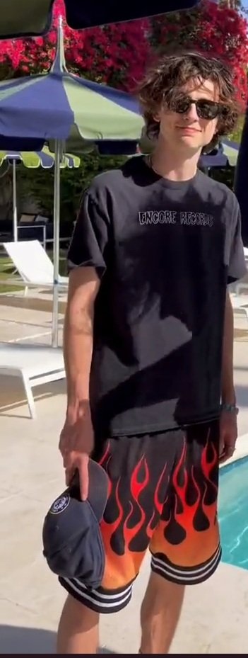 jennifermjj23's tweet photo. This boy is perfect🔥🔥🔥🔥🔥🔥🔥🔥🔥🔥🔥🔥🔥🤗😍😍😍🥵🥵🥵🥵🕶🤤 #TimoChella 🌴💚🎵🎵🎵 second day #coachella https://t.co/Wkf1qJrOTT