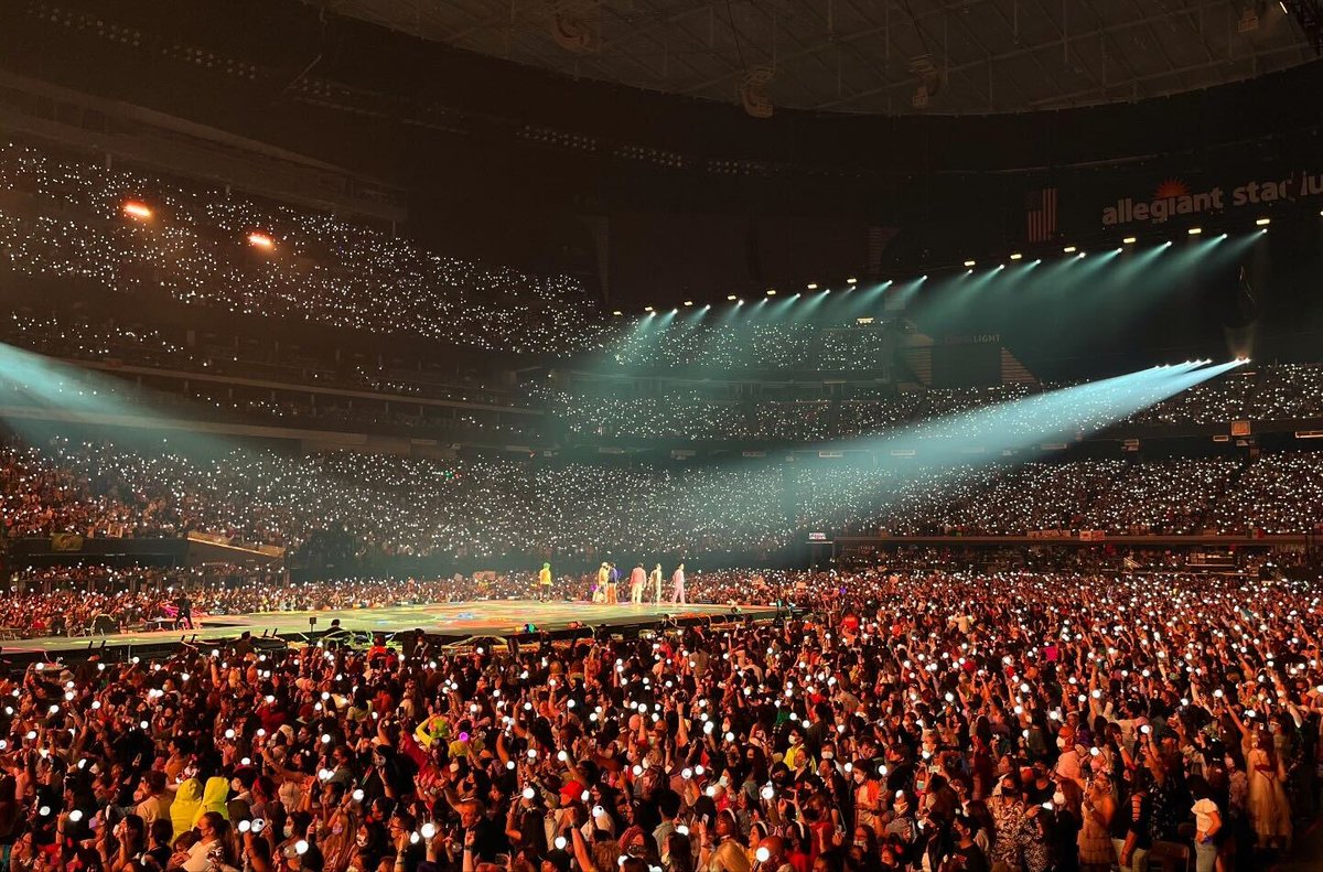 whalekorean's tweet image. bts free                             bts concert
in 2014                                in 2022