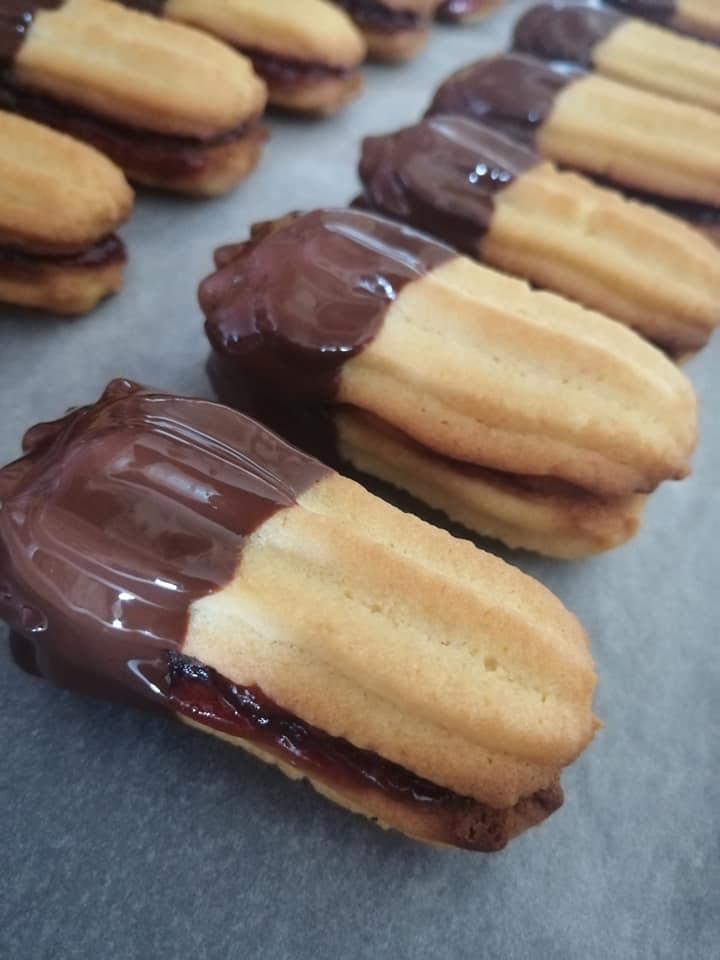 TwinZ25464257's tweet photo. Fam needs to stop bullying Dione she looks like a petit four! 😤
She's sweet but not in that way!
#meme #goattweets #goatmemes #memes2022 https://t.co/gCHgcHdo78