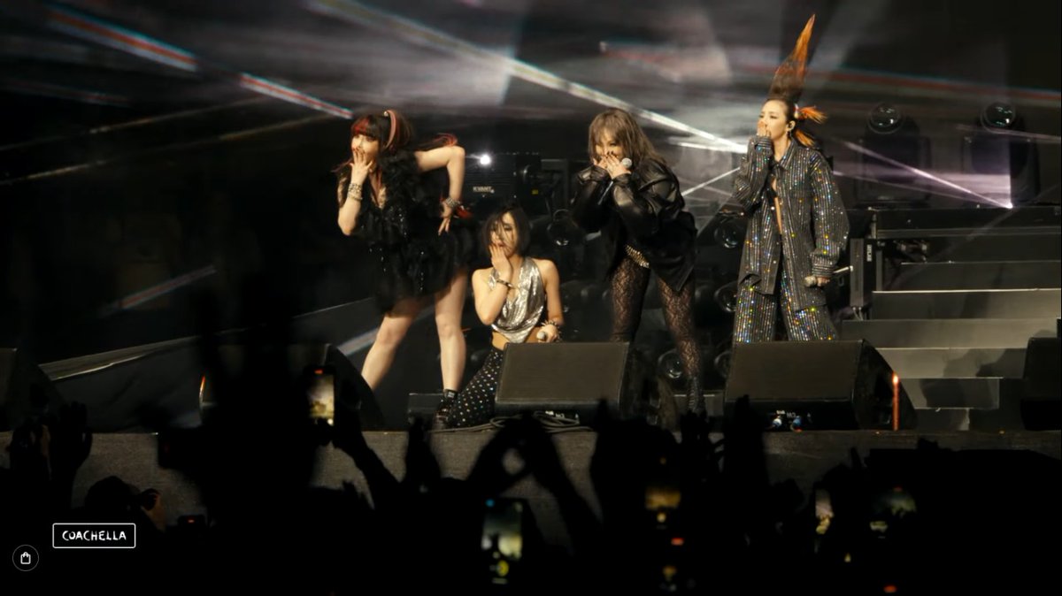 ValeeriiFox's tweet photo. Coachella 2022 
2ne1 Forever 🖤
2ne1 is back! 
You Are The Best 
#Coachella #Coachella2022 #CLchella #2NE1 #2ne1chella #2ne1coachella https://t.co/NfaZzIAvD1