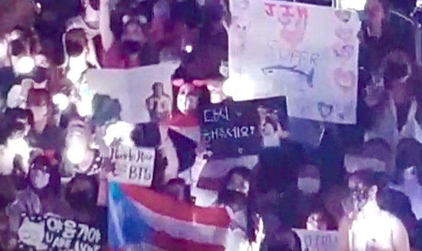 AMASEXY21's tweet image. OmG 👏🏼😆ahhhh Nuestra Bandera de #PuertoRico 🇵🇷🇵🇷🇵🇷🇵🇷🇵🇷y la Korea🇰🇷 @BTS_twt Que hermoso me siento muy Feliz de ver mi Bandera en el concierto de BTS 🤩Griten de Orgullo , So Happy 😭😆🙌🏻😆😁#ARMYLovesBTS @AMASEXY21 #BTS #ArmyBoricua  #ArmyPuertoRico  #BTS_THE_CITY_LasVegas