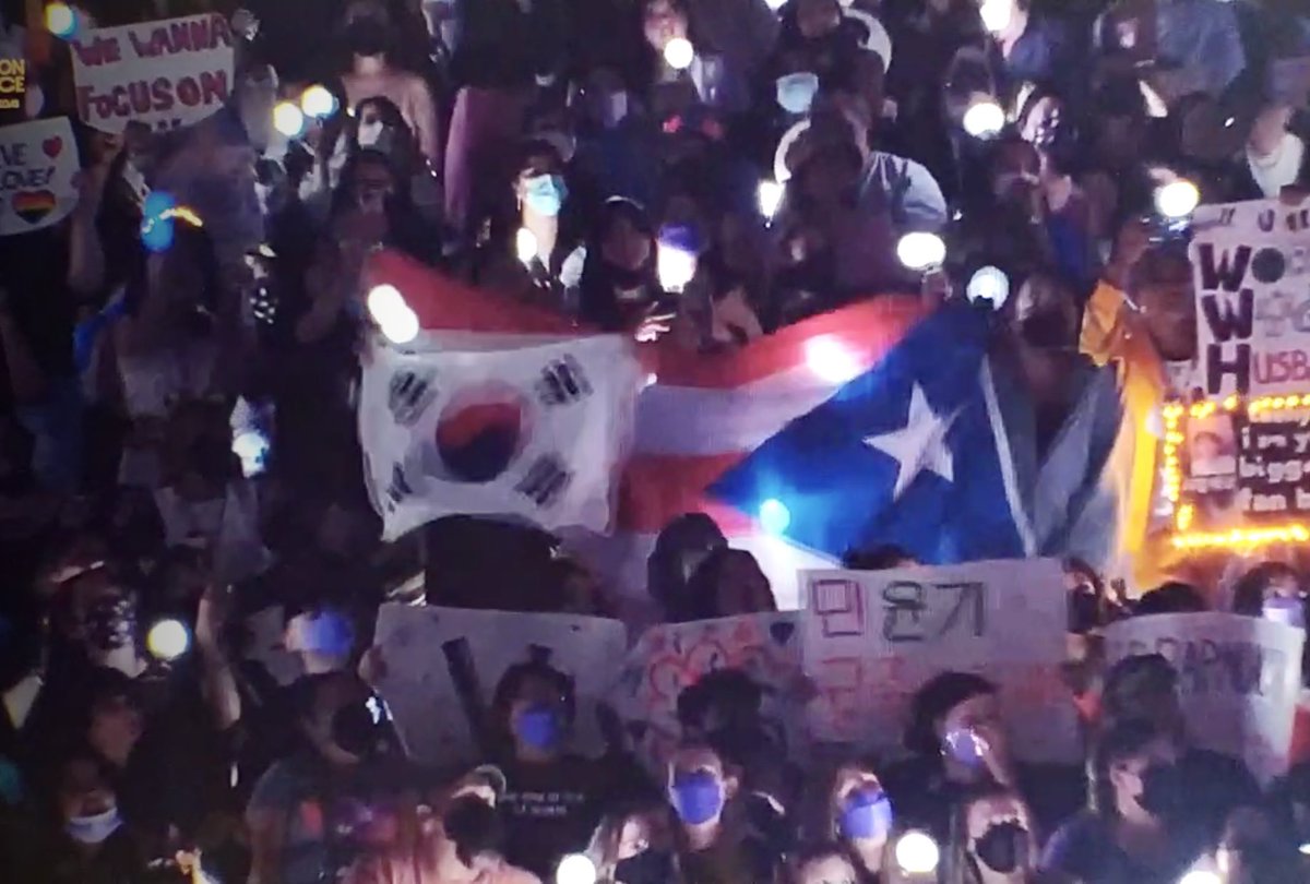 AMASEXY21's tweet image. OmG 👏🏼😆ahhhh Nuestra Bandera de #PuertoRico 🇵🇷🇵🇷🇵🇷🇵🇷🇵🇷y la Korea🇰🇷 @BTS_twt Que hermoso me siento muy Feliz de ver mi Bandera en el concierto de BTS 🤩Griten de Orgullo , So Happy 😭😆🙌🏻😆😁#ARMYLovesBTS @AMASEXY21 #BTS #ArmyBoricua  #ArmyPuertoRico  #BTS_THE_CITY_LasVegas