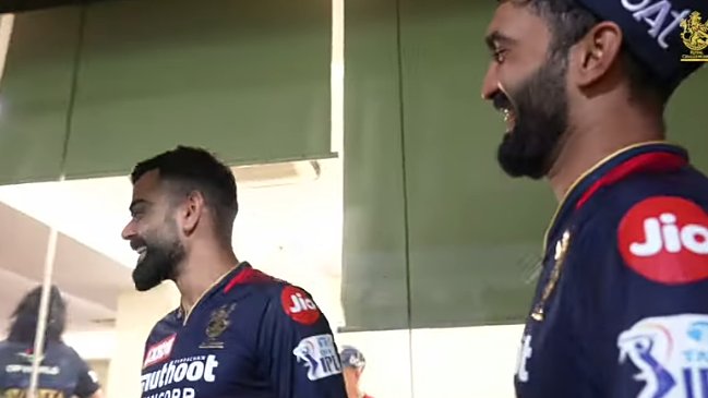 Lovemelike90s's tweet photo. is it dedicated to AB? ( Vk catch )
VK- well DK knock is also dedicated to AB and catch is dedicated to him.
AB does all these things by himself so we are two-three people to fill that.
#ABDevilliers #ViratKohli #dineshkarthik #devirat https://t.co/9EkdeHLBxy