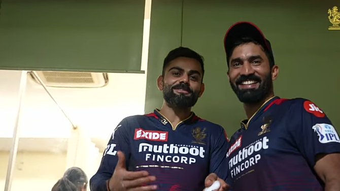 Lovemelike90s's tweet photo. is it dedicated to AB? ( Vk catch )
VK- well DK knock is also dedicated to AB and catch is dedicated to him.
AB does all these things by himself so we are two-three people to fill that.
#ABDevilliers #ViratKohli #dineshkarthik #devirat https://t.co/9EkdeHLBxy