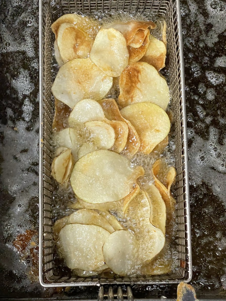 RickMatharu's tweet image. Hard craving for hand cut potato chips today with my lip smacking spice blend! Yes, it had Chat Masala in it! #HariSpice