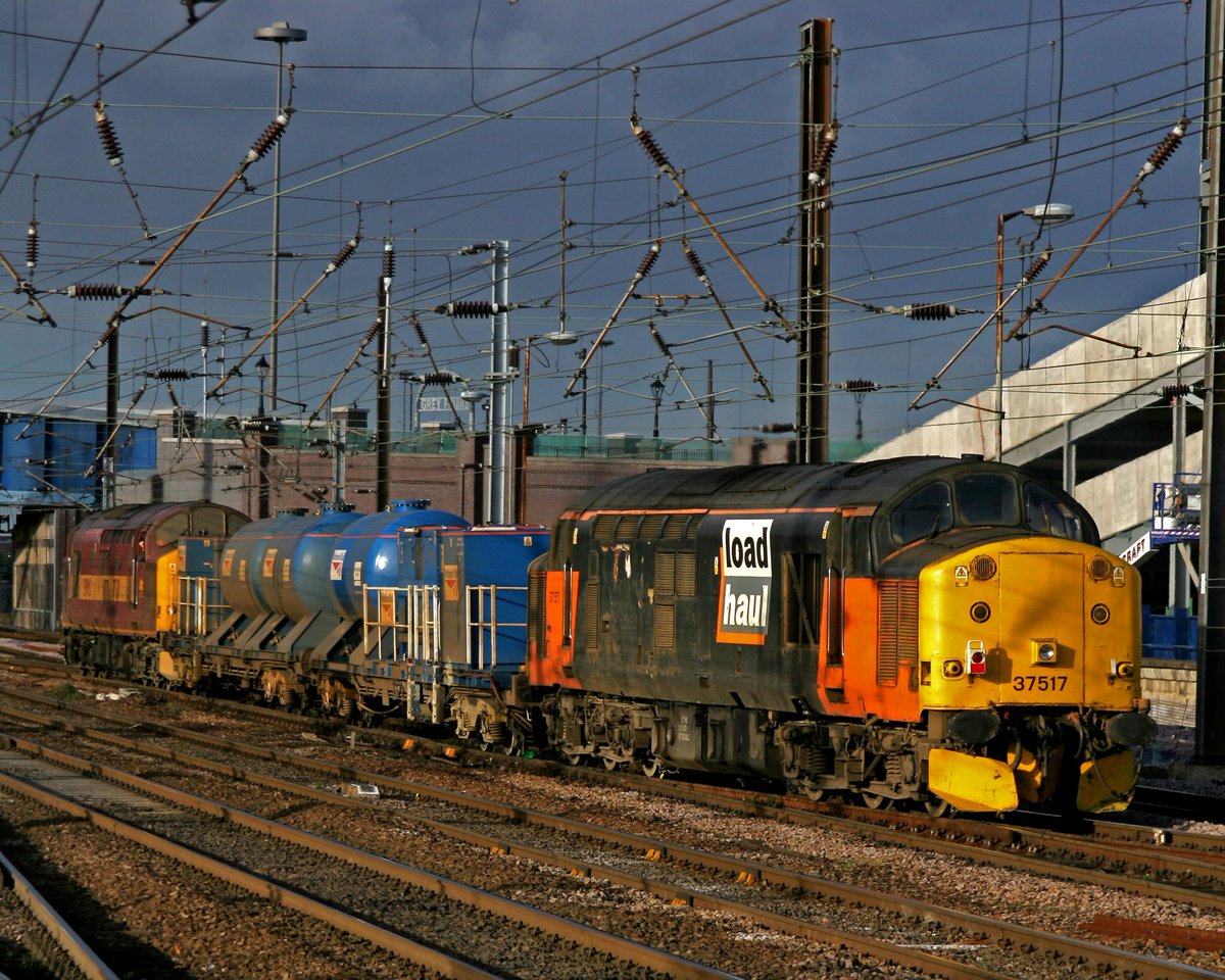 njvphotographee's tweet image. Loadhaul livery was mentioned the other day , here at Doncaster from my archives under a threatening sky.
#loadhaul #Class37 #Doncaster 
Steamfix to follow