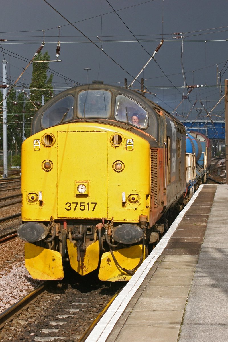 njvphotographee's tweet image. Loadhaul livery was mentioned the other day , here at Doncaster from my archives under a threatening sky.
#loadhaul #Class37 #Doncaster 
Steamfix to follow
