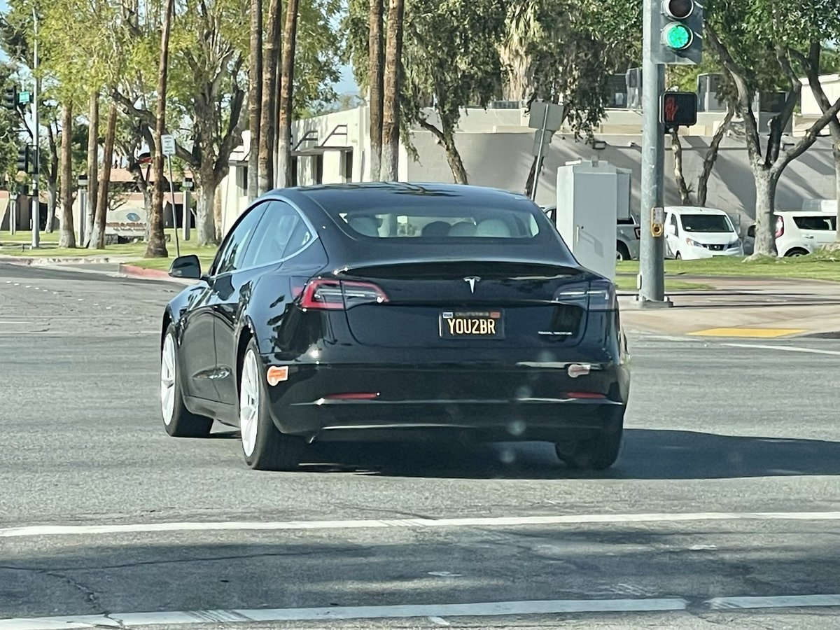 e_ms's tweet image. How you know it’s Coachella in Palm Springs