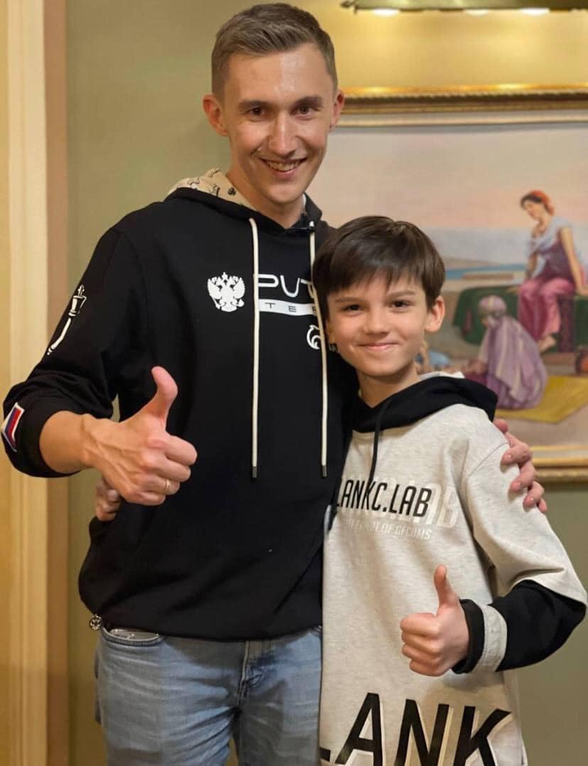 Наш гроссмейстер Сергей Карякин провел сеанс одновременной игры с детьми-беженцами с Донбасса
После Сергей рассказал, что один из маленьких участников скромно ответил на камеру журналистам, что у них все нормально, а когда я к нему подошёл сделать ход, он мне сказал: