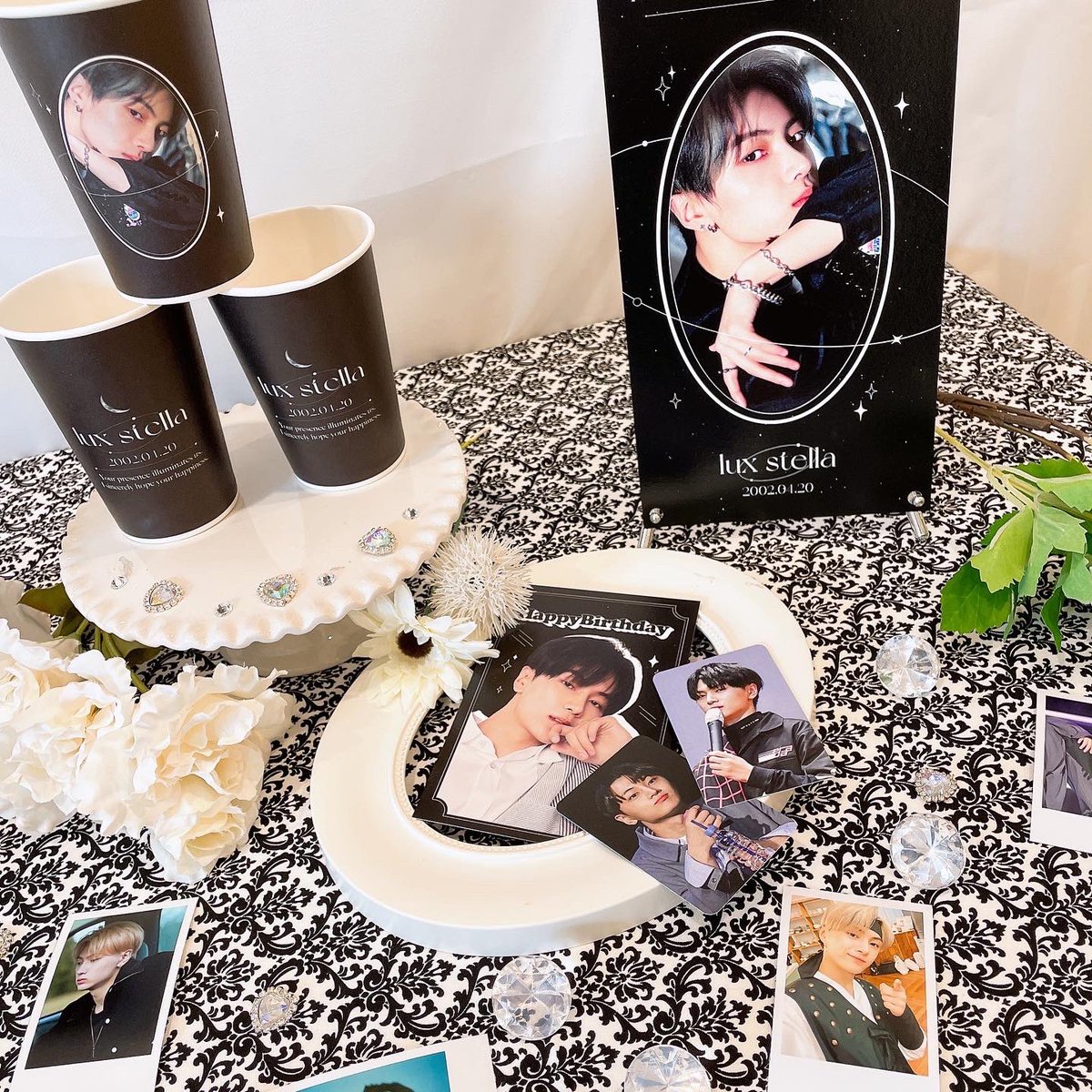 📍#shellscafeネット販売
 
#ENHYPEN #ジェイ くんのカップホルダーネット販売開始しました🖤💫

✔️本日からドリンクチケットの代わりにお家カフェセットを一緒にお送りします🥤
特典も店頭と同じく付きます❣️
是非ご利用ください🥰
↓↓
🔗 item.fril.jp/a68ea2032aa654…