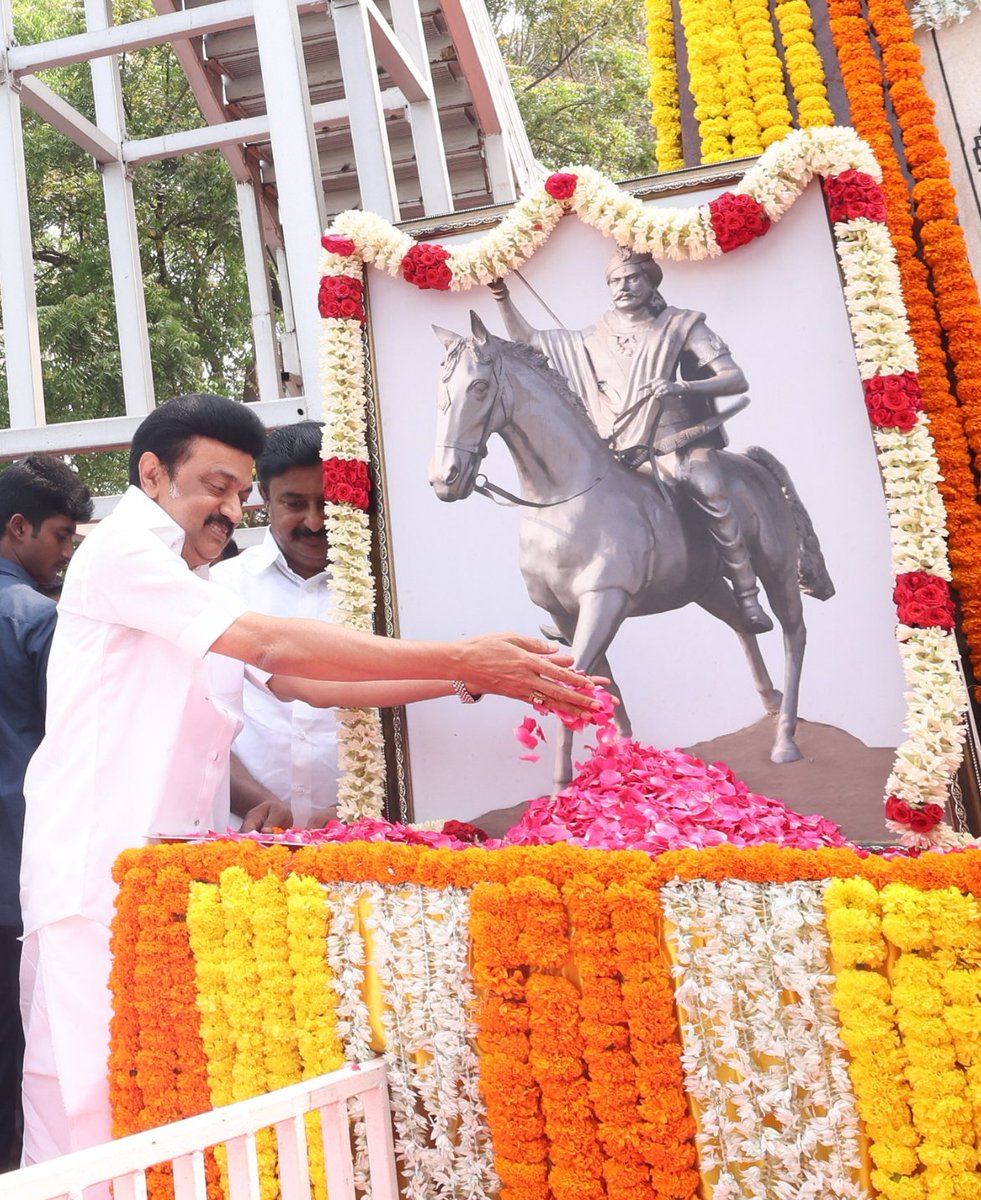 mkstalin's tweet photo. ஆங்கிலேய ஆதிக்கத்தை எதிர்த்துப் போரிட்ட விடுதலை வீரர் தீரன் சின்னமலை அவர்களின் பிறந்தநாளில் அவரைப் போற்றி, நாட்டு மக்களின் மேல் அக்கறையும் அன்பும் கொண்ட உண்மையான நாட்டுப்பற்றுடன் எவ்வித ஆதிக்கங்களுக்கும் இடம் கொடுக்காமல் இந்தியத் துணைக்கண்டத்தின் வரலாற்றை எழுதிட உறுதியேற்போம்! https://t.co/p1W8FmPoNE