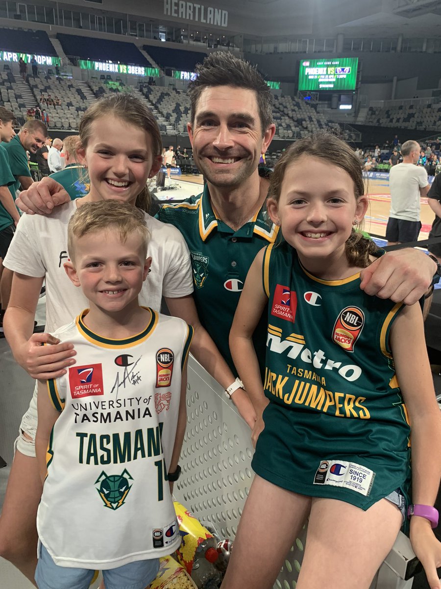 teresa7Hale's tweet image. What a win @JackJumpers! Day of sport, started with our old is new again tradition of Easter Sunday Open Hawks training @HawthornFC. #UncleRyan #eastereggsnow