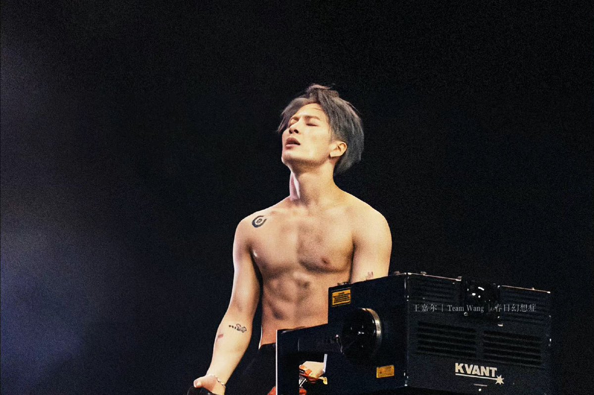 thatsmiling_s's tweet photo. 🤴❤️
#JacksonWangCoachella https://t.co/1WCL46P6Hb