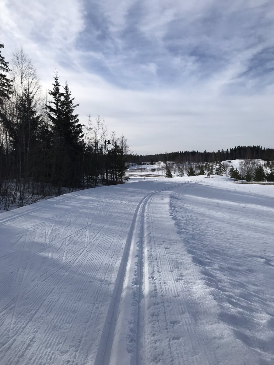 Hyvää pääsiäistä! Kevät tekee tuloaan, mutta Tahkolla on vielä ladut kunnossa. #kuopiotahko #hiihto #skiing