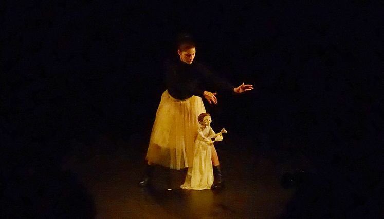firatitelles's tweet photo. Filar d’ @AntonellaDAscen és un espectacle visual, dansa i titelles que ens exposa de manera visual la relació entre dos cossos connectats per fils.
El tindrem diumenge al @teatrescorxador
Les entrades estaran disponibles a partir del dia 21.
#firatitelles2022 https://t.co/pomA9U7DOK