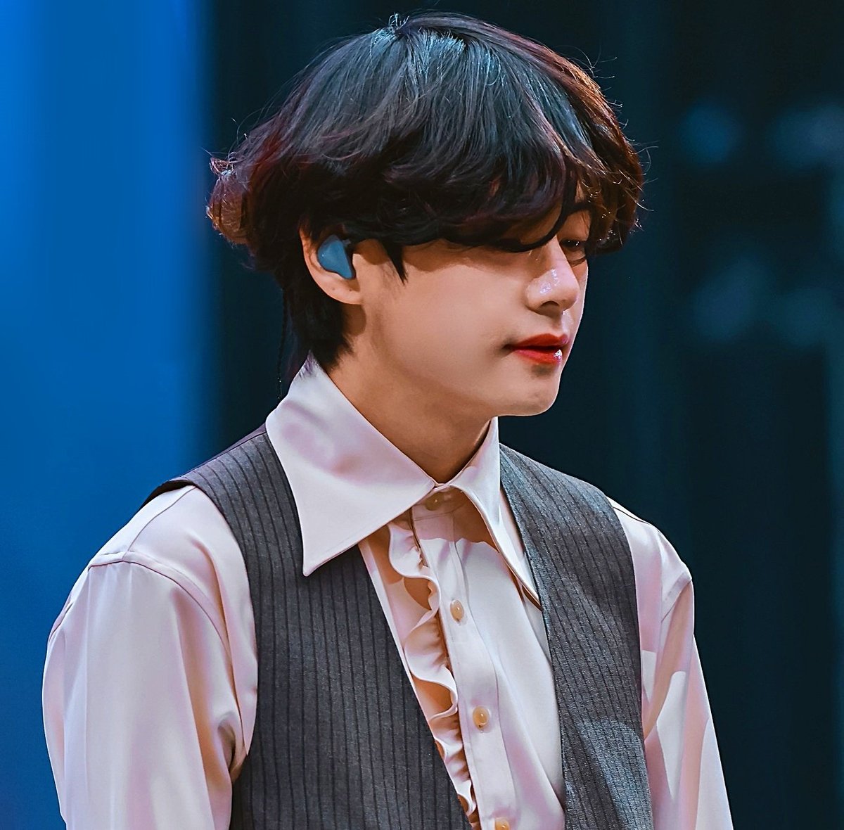 Vantehyu__'s tweet photo. ✿ his fluffy hair 🥺 We love you, kim taehyung ✿

 #V #뷔 #태형 #김태형 #BTS #PTD_ON_STAGE_LV #PermissiontoDance #방탄소년단 #BTSISBACK #오늘의방탄 #BTS #BTSARMY #PTD_ON_STAGE_LV_DAY4 #TheWaitIsOver_BTSinVegas #BTSAllegiantStadium #PTD_ON_STAGE_LasVegas4회차공연 

@BTS_twt https://t.co/8C3J7Mw7nG