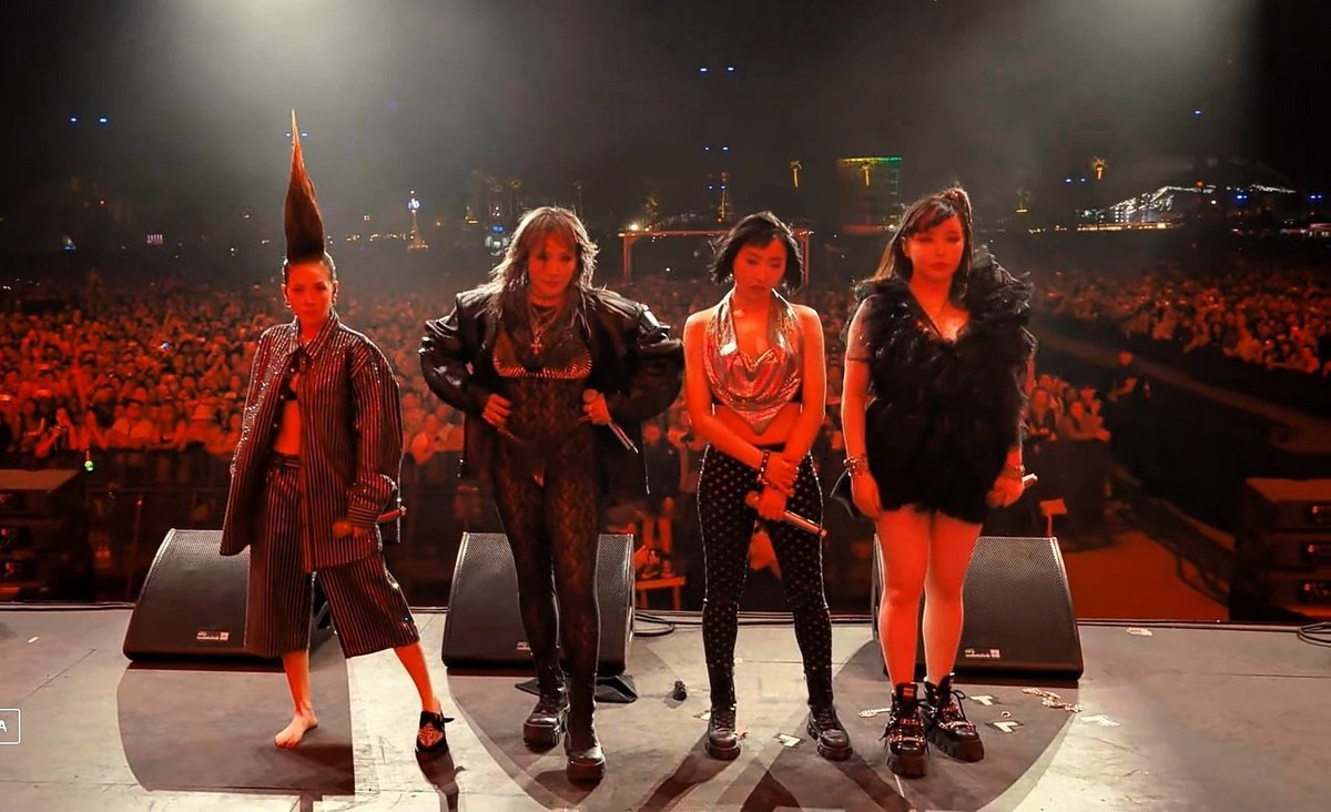Selpia24's tweet photo. Ampunnn DARA mau sedih tapi salfok sepatumu hilang kemana jadi pen ngakak semangat banget ya DAR huhu😭😂 #Coachella2022 #2NE1 #2NE1atCoachella https://t.co/v3uu54WJIt