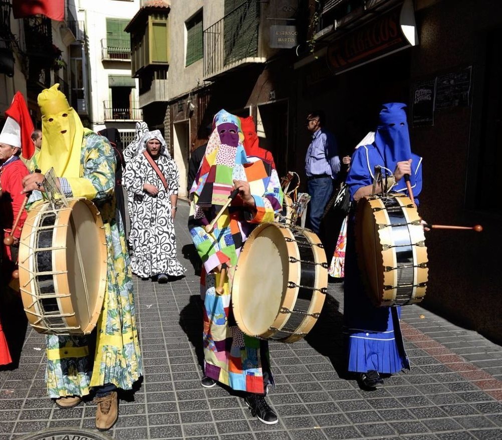 🥁FIESTA DEL TAMBOR DE MORATALLA| La Semana Santa moratallera resuena con el toque del tambor el Jueves Santo, Viernes Santo y Domingo de Resurrección gracias a los tamboristas que deambulan por Moratalla con túnicas y capirotes de un sinfín de colores.  #InmaterialTudmur 🗣️