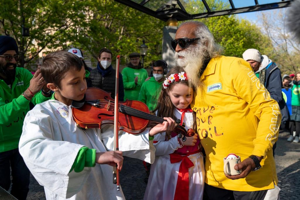 cpsavesoil's tweet photo. Heartwarming welcome by the kids of Bratislava.
#SaveSoil #SaveSoilBratislava
Action Now: https://t.co/z6MmqMf5nE
#ConsciousPlanet 
@SadhguruJV @IndiaInSlovakia @RomanaTabak https://t.co/R64y8Wm2PB