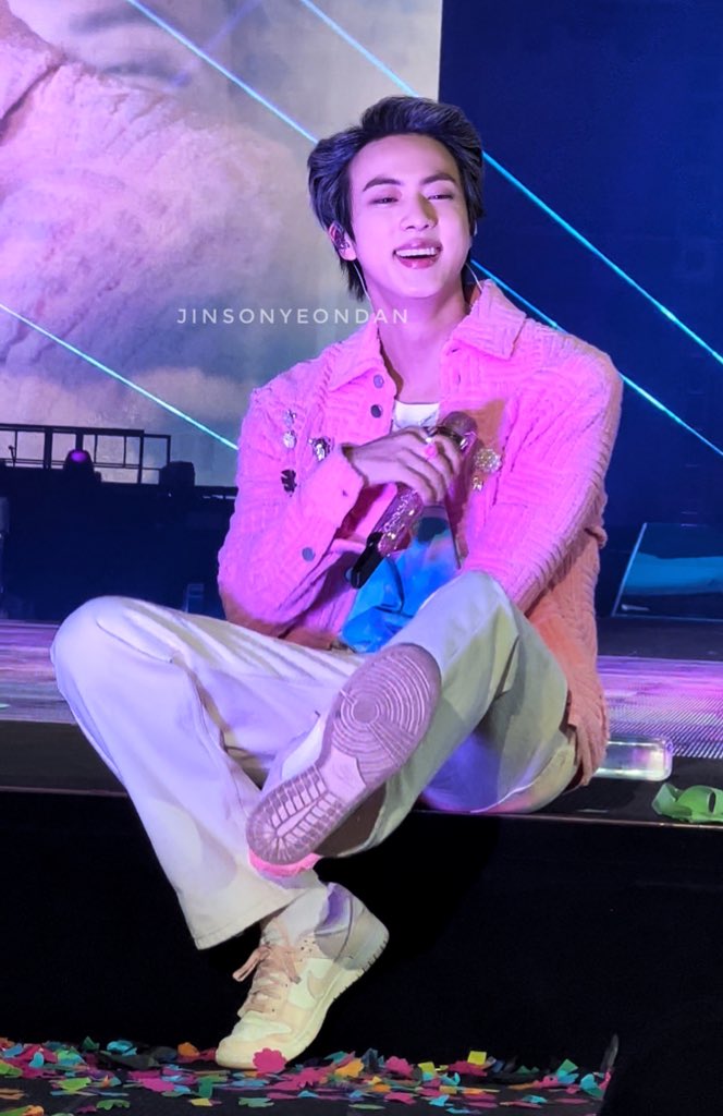 JlNSONYEONDAN's tweet photo. Just sobbing 

#Seokjin #Jin #PTD Las Vegas day 4 https://t.co/9LvpqgP2xt