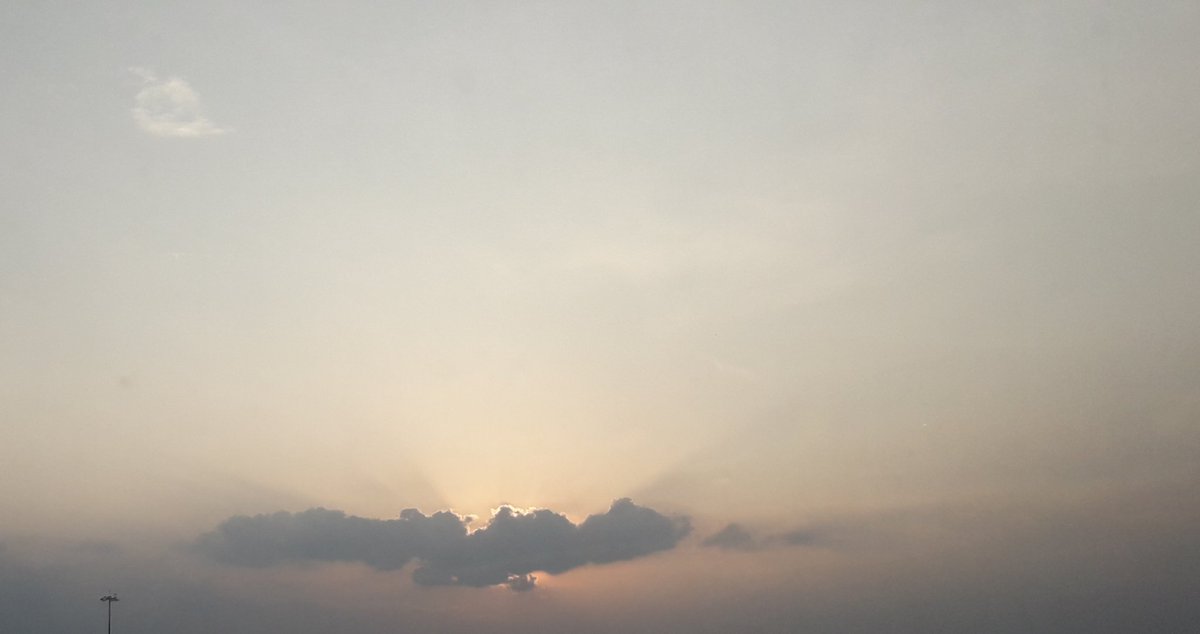 MThirukode's tweet photo. Bidding adieu to clean,clear and cloudy skies over a wonderful long weekend. A whole new week ahead. https://t.co/OuU3W8lSZq