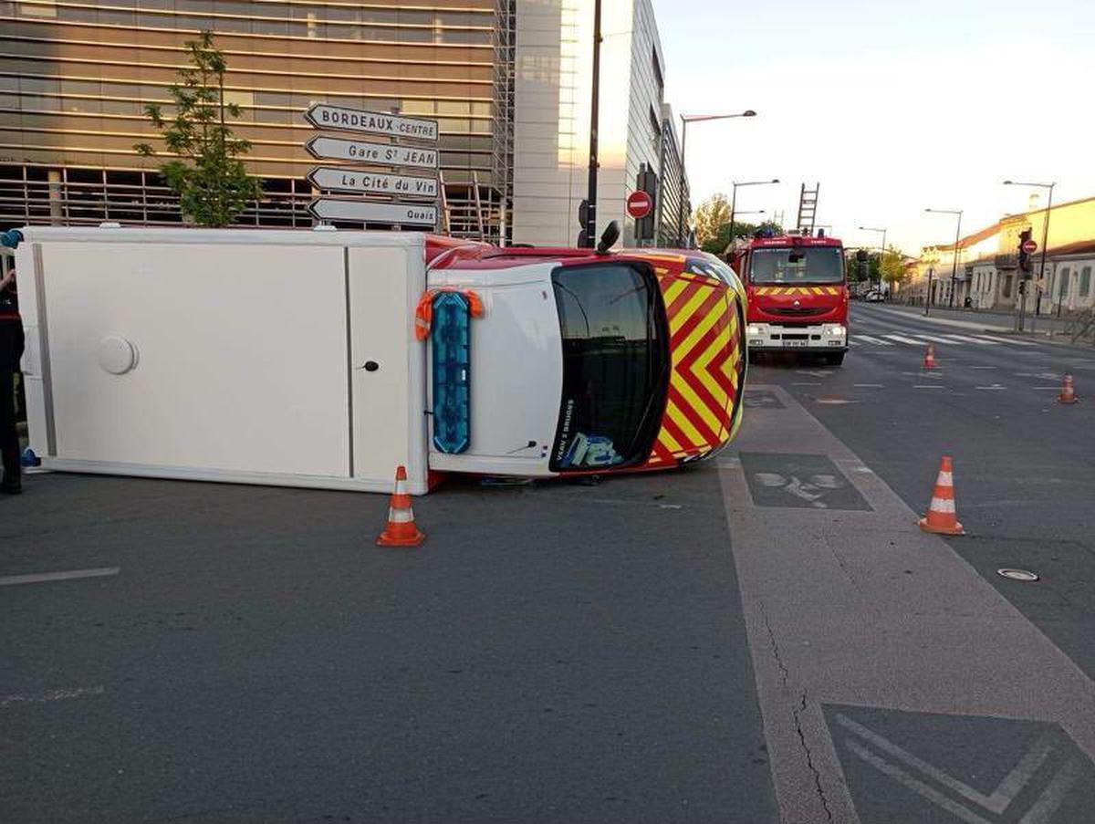SO_Bordeaux's tweet photo. Bordeaux : un véhicule de pompiers partis en intervention percuté par un fuyard https://t.co/SoD6Hj9LCP https://t.co/12jUJ5yLiG