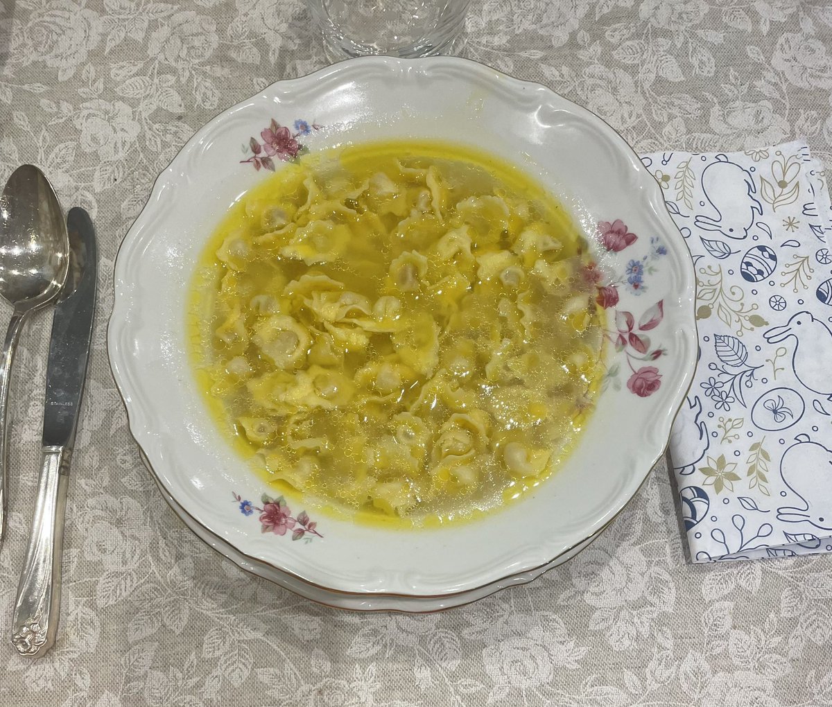 Irishsara1980's tweet photo. Si fa fatica a farli, ma quando sono nel piatto la soddisfazione supera tutta la fatica! #BuonaPasqua2022 a tutti! 🥰🕊🐰🐣 #caplet #ThisIsReggioEmilia #tradizione #homemade https://t.co/3gtWSYP4R0