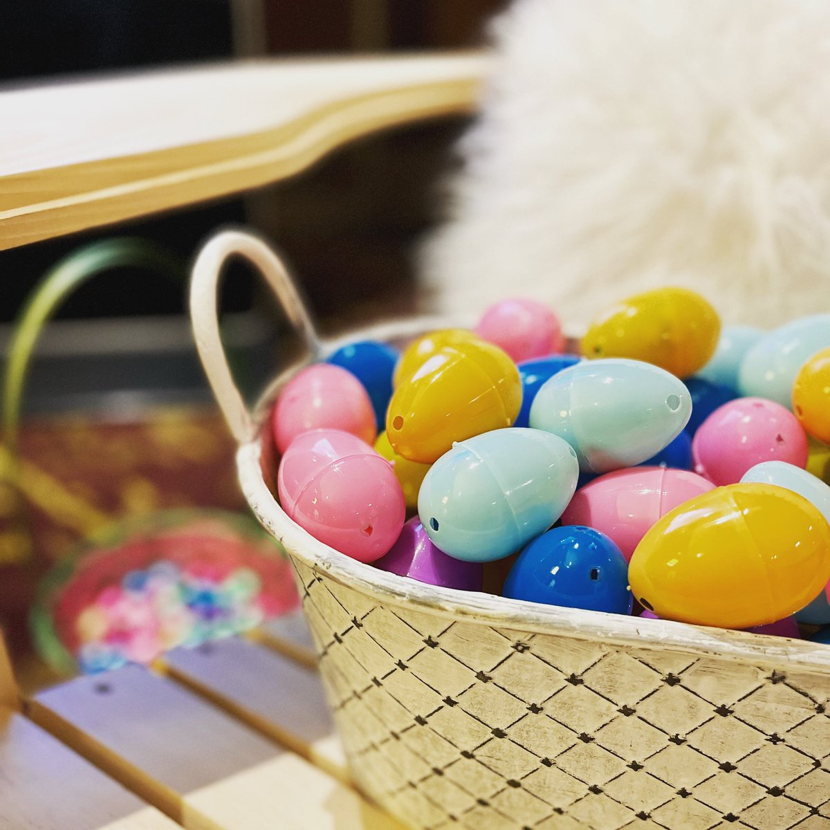 Happy Easter! 🐰🐣 
Come by the lobby this morning between 10am-11am for an Easter Egg Hunt!