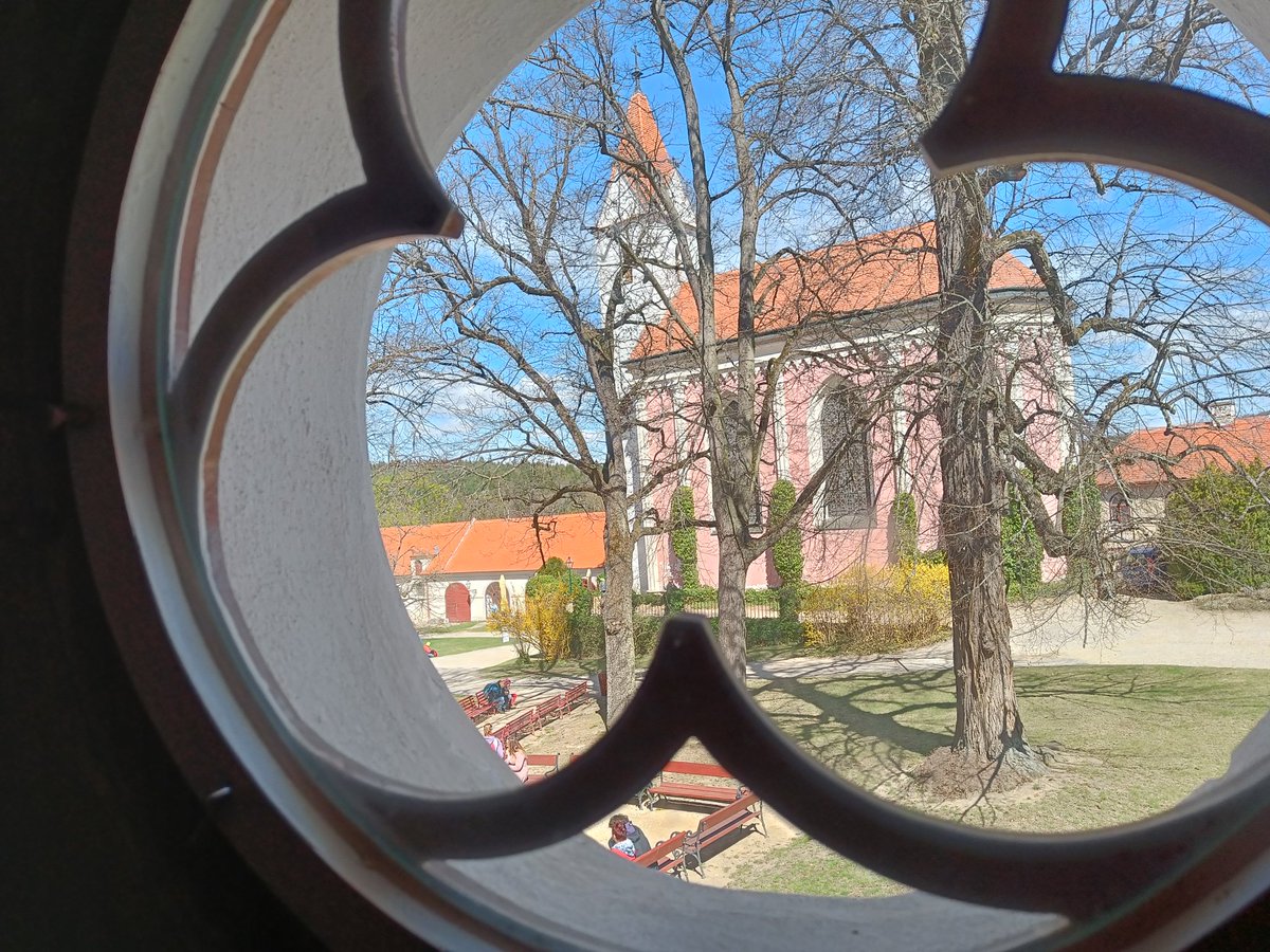 pkovarik's tweet photo. Hodiny na věži hradní kaple na Bítově mají přehozené ručičky. Krátká ukazuje minuty, delší hodiny.

Uvnitř kaple je pamětní deska barona Haase. Je vyrobena z carrerského mramoru. Ten používal i slavný Michelangelo pro své sochání. 

#bitov #hrad #podyji https://t.co/25EtcZJ4tv