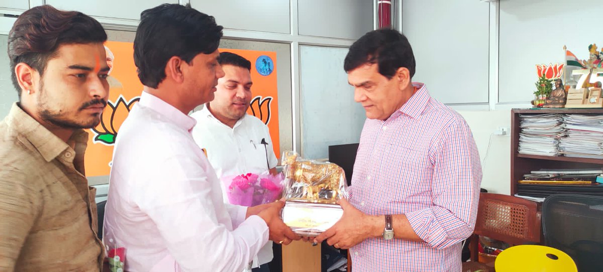 Anuragpathak75's tweet photo. आज लखनऊ में नगर विकास मंत्री श्री @aksharmaBharat जी से शिष्टाचार भेंट की एवं राष्ट्रीय गौ सेवा संघ @RGSSUP एवं गौ माता की समस्या के बारे में चर्चा की।
@BJP4UP https://t.co/i73JS3aFqF