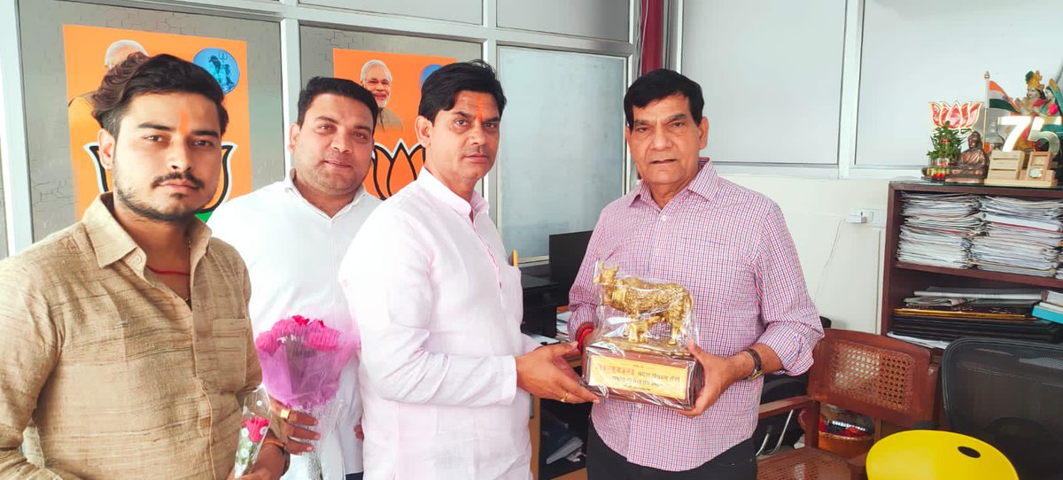 Anuragpathak75's tweet photo. आज लखनऊ में नगर विकास मंत्री श्री @aksharmaBharat जी से शिष्टाचार भेंट की एवं राष्ट्रीय गौ सेवा संघ @RGSSUP एवं गौ माता की समस्या के बारे में चर्चा की।
@BJP4UP https://t.co/i73JS3aFqF