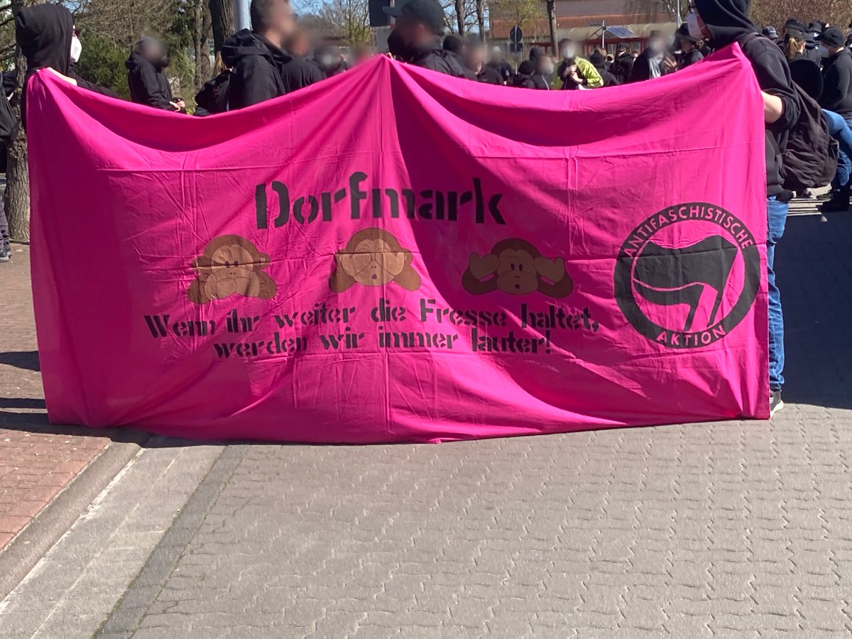 doku_hoffmann's tweet photo. Die Demonstration beginnt mit der Verlesung der Auflagen. Und es folgt ein Redebeitrag.#Dorf1704 https://t.co/BWuybcEtzE