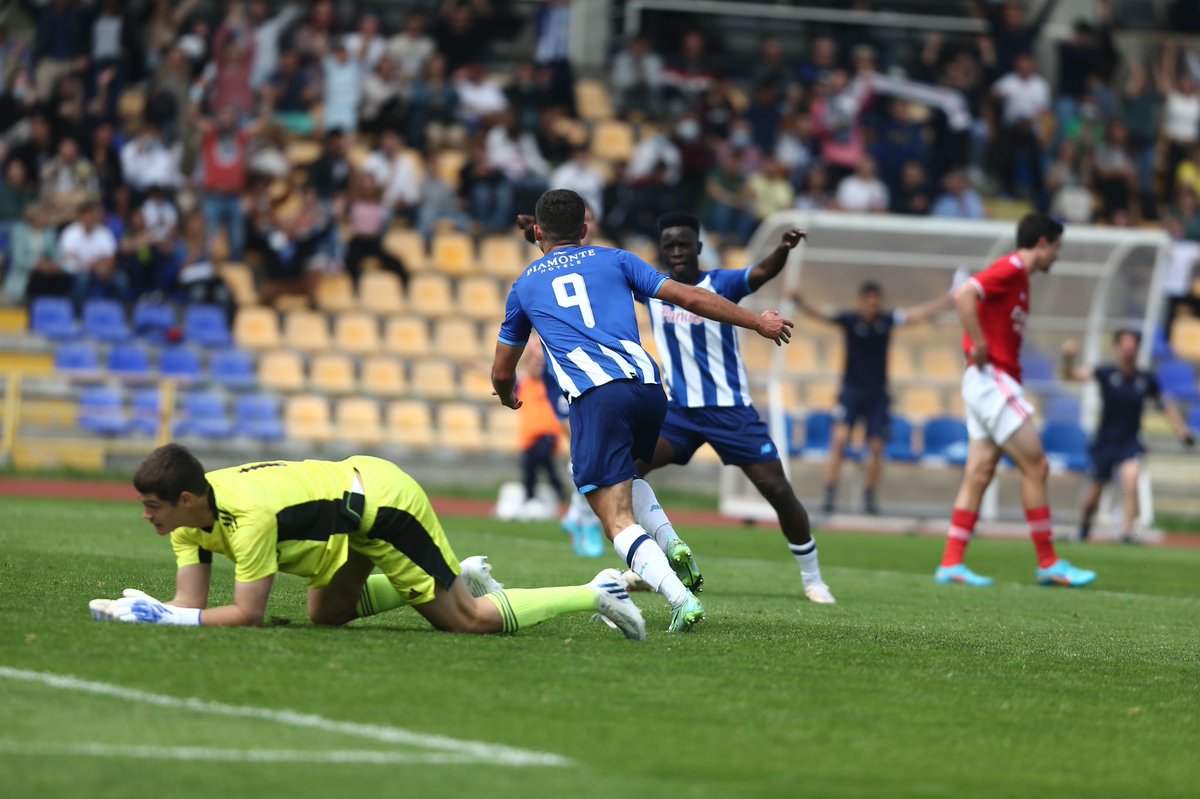 FCPorto's tweet photo. ⌚ Final do jogo. Vitória no Clássico 💪💪
🔵 FC Porto 3-2 SL Benfica
⚽ Jorge Meireles (2) e Giorgi 
👉 Campeonato Nacional da I Divisão de Sub19
📍 Estádio de Pedroso
 📺 Porto Canal / FC Porto TV
#FCPortoSub19 https://t.co/jELvR93jqh