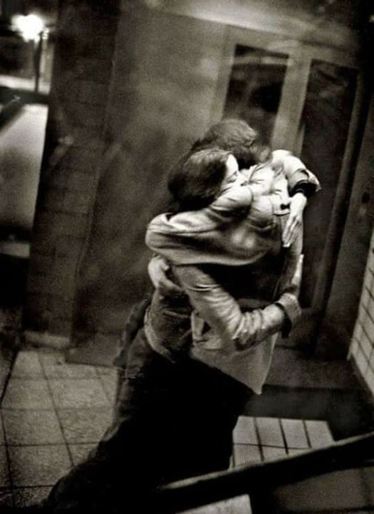 "Dentro de un abrazo puedes hacer de todo: Sonreír y llorar, renacer y morir. O quedarte quieto y temblar adentro, como si fuera el último".
Charles Bukowski