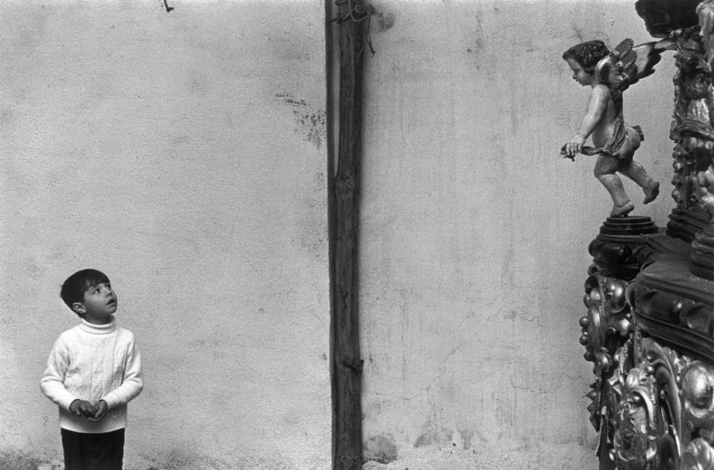 SevillaInsolita's tweet photo. "Todavía queda una Sevilla soterrada e íntima a la cual no llegan todos, que nos sumerge a veces en la perplejidad".

Año 1972 (fotografía).

Francisco Morales Padrón (1924-2010), historiador. https://t.co/sTK74BPg8e