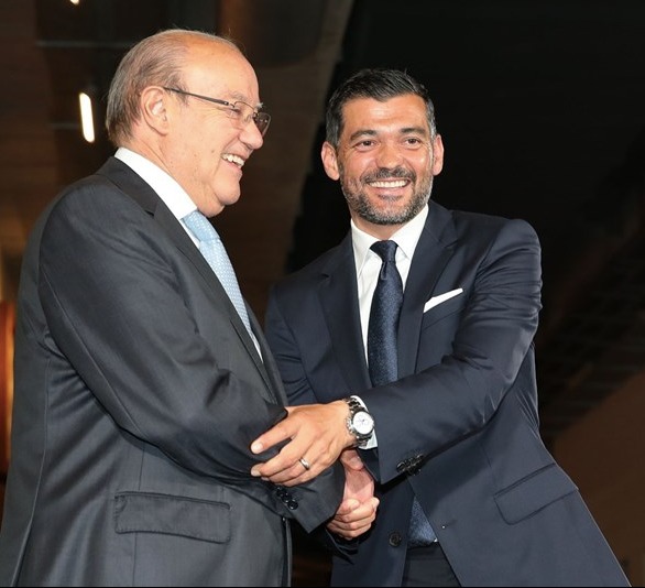 CoachConceicao's tweet photo. 40 anos de liderança pelo exemplo, 40 anos de dedicação. Obrigado por tudo Presidente. Um sentido obrigado de cada um de nós, Portistas, a quem nos mostrou o caminho da vitória e da conquista, ano após ano! #ComoNósUmDeNós https://t.co/USG91SusQh
