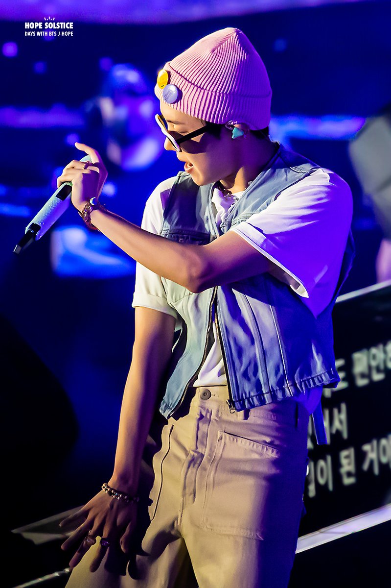 dayswithyou218's tweet photo. 220416 PTD ON STAGE LV

#PTD_ON_STAGE_LV 🎶
#제이홉 #정호석 #호비 #JHOPE
#BTS #방탄소년단 @BTS_twt https://t.co/EWsMl3phpp