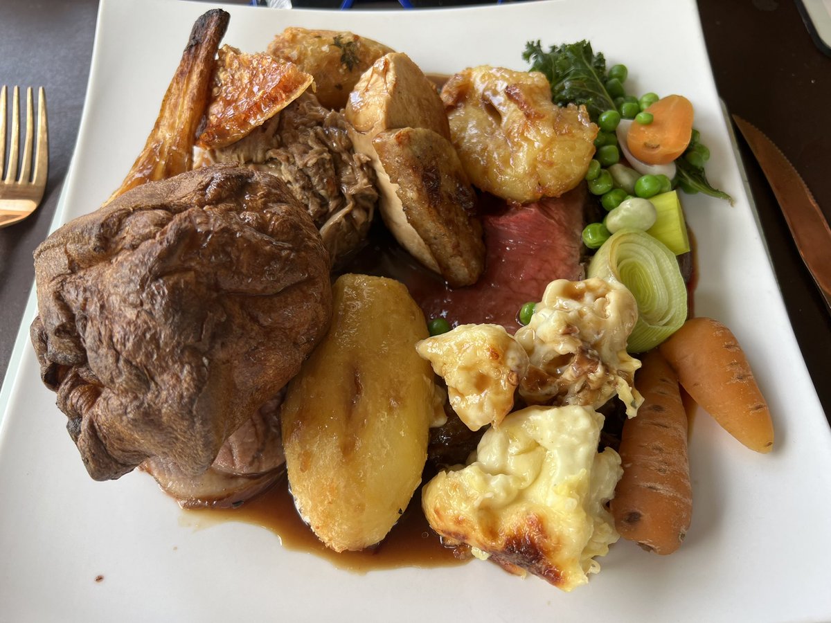 RoastPR's tweet photo. #SundayRoast This is what Sundays are all about! @ZaksTradersCafe https://t.co/QHnNjbxxor