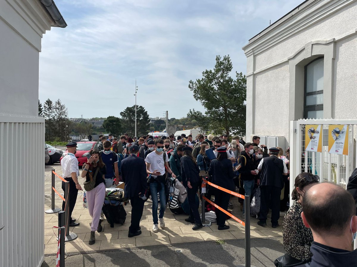 Embarquement immédiat en gare de #Morlaix avec plus de 600 festivaliers @FestPanoramas pour un retour sur terre. Clap de fin de cette édition 2022. Immense coup de chapeau à toutes les équipes @TERBreizhGo qui se sont engagées tout le WE pour faire de cette fête une réussite 🙏🎵