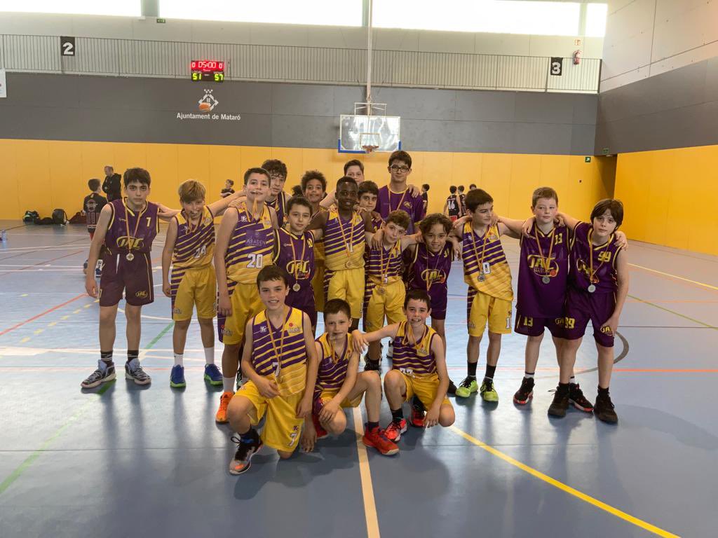 lluisescudero's tweet photo. Punt i final al torneig #MiniCopaMataro2022 amb molts aprenentatges i grans experiències per continuar millorant en la nostra feina.
De menys a més,hem acabat jugant al que voliem i amb molt bones sensacions.
Gràcies @uemataro @Oriol_vives https://t.co/TtUuESzUUz